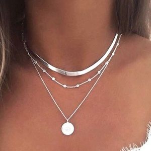 Silver round pendant choker necklace